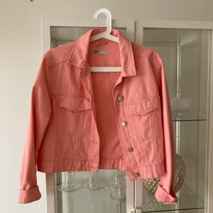 Korallfärgad oversize jeansjacka  - En helt sprillans ny korallfärgad jeansjacka, lite oversized. Använd ca 2-3 ggr så jättefin i skick! Storlek S. Köpt för 399kr