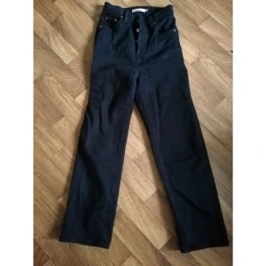  - Levis ribcage straight. W23 L27. Köpta här men för små då förra säljaren märkt med fel strl. Använda men i fint skick. Pris inklusive frakt. 