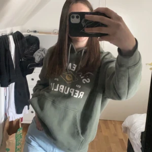 Hoodie från H&M - Denna hoodie är ganska oversized o sitter fint, men det är upp till en själv hur man vill ha den. Använd ca 3 gånger. Storleken är M och den är i bra skick (inga hål eller andra skador).❤️ (Ordinarie pris är 250kr)