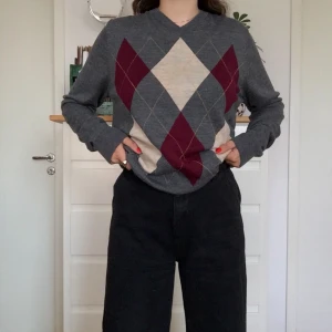 Rutig tröja - Röd, beige & grå rutig tröja! Köpt i en vintage butik❤️