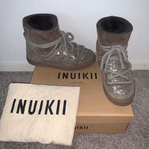 Grå-bruna Inuikii skor med silver paljetter i storlek 39. Köpta för ungefär ett år sedan och är i väldigt bra skick! Du får med skokartong och dustbag!