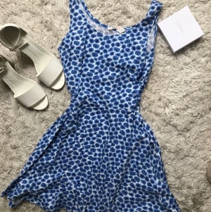 Blommig klänning s 158-164 (34) - Vit blå blommig klänning. Från HM storlek 158-164. Använd nån gång så i bra skick