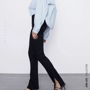 poppulära Zara jeans - Säljer dessa jättesnygga oanvända jeans från Zara i Storlek 36!