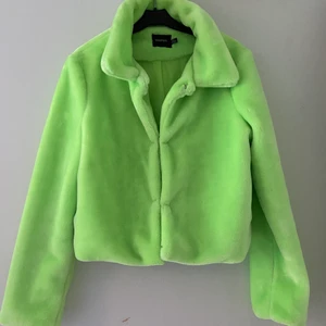 Jacka! - Skitsnygg fest/vardags jacka. Beroende på stil kan man verkligen styla denna på olika sätt. Sjukt snygg på fest eller utgång😀 färgen blir inte rättvis i kameran, den är verkligen neon.