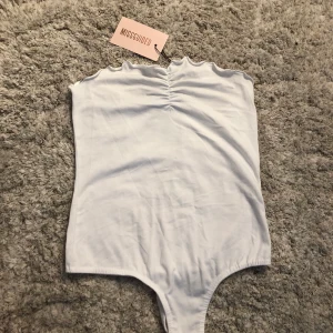 Body Missguided  - En helt ny oanvänd body från Missguided med prislappen kvar. Säljer pga för liten. Skulle säga att den är som XS i storleken. Annars superfin. Köparen står för frakten✨🦋