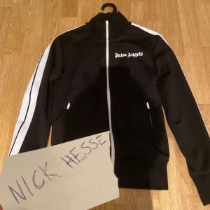 Palm Angels track top - Ny annons då jag sänker priset! 2800kr!! Billigare är svårt att hitta! Den är helt ny skick 10/10. Aldrig använd. Kvitto finns, skriv för bilder. Den är självklart helt äkta också! Storlek XS.