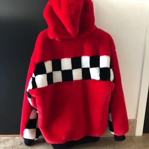 Cool fluffig vinterjacka - Köpte denna jacka i Tokyo från ett märke som heter Danne Schön. Den är superskönt och varm till vintern. I väldigt gott skick. Dragkedja och luva. 