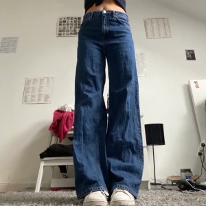 Weekday Jeans - (lånade bilder av Filippate ) Weekday jeans köpte på Plick. Storlek 29/34, dem går ner till marken på mig som är 175cm. Många intresserade så BUDA I KOMMENTARERNA, start bud 200+frakt(79kr), budgivining slutar 27sep eller när det inte kommer fler bud💕