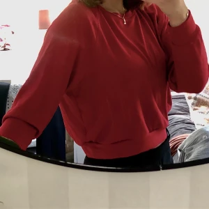 2 Tjocktröjor  - 2 tjocktröjor i röd och gul från Bik Bok. Lite kroppade. Både ingår i priset.Kan mötas upp i stockholm eller frakta. Obs: köparen står för frakten och ansvarar inte för postens slarv