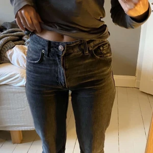 Gråa Zara jeans med slits  - De eftertraktade raka gråa zara jeansen! Har dock klippt av dom ganska mycket för jag är kort😋bud från 300kr kostar 399kr i butik 