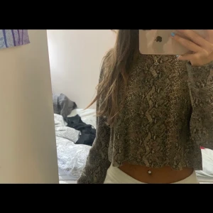 Tröja från Zara - Knappt använd tröja ifrån Zara. Skit snygg o bekväm