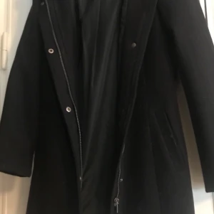 Kappa - Svart kappa med pälshuvva, dragkedja och knappar, aldrig använd XS 