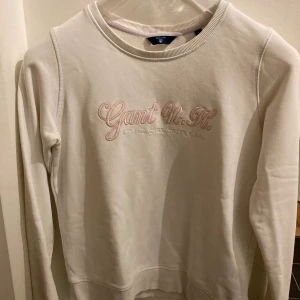 Gant sweatshirt i stl.S - Gant sweatshirt i benvit färg. 