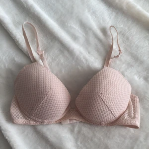 Bh 75B - Ljusrosa färg. Använd men i mycket bra skick! Stl 75B. H&M