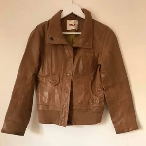 Skinnjacka, Only, XS-S - Jacka i läder/skinn, tror det är imitation, men litet osäker. Lapp bortklippt. Strl S  Kan mötas i Stockholm eller skicka mot fraktkostnad! ✨🌸✨
