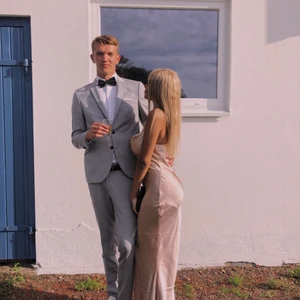 Finklänning - En fin satin klänning som är använd endast en gång! I storleken xs/s