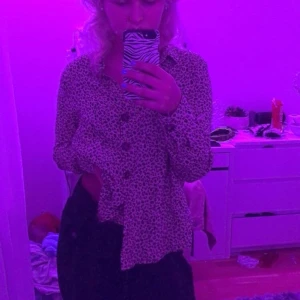 Leopard skjorta - Denna leopard skjorta är väldigt fin med guld smycken och går fint med blåa jeans!