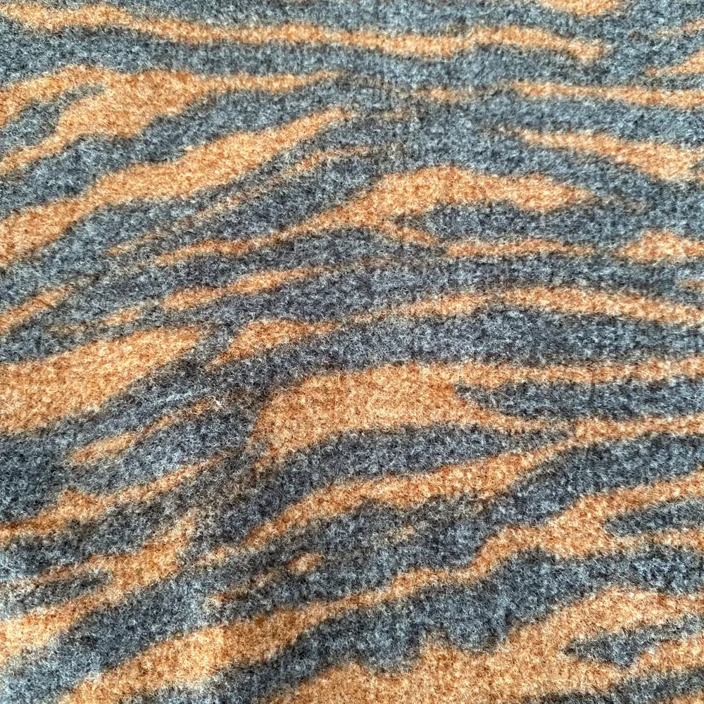 Cool polo tröja i flisigt material. Perfekt till hösten o vintern när det blir kallare! Brunt o svart leopard print, väldigt fint skick ❤️. Tröjor & Koftor.
