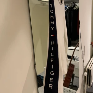 Snygg tröja - Tröja från Tommy Hillfiger med detaljer på ärmarna. Knappt använd så är i väldigt bra skick. Storlek xs men passar även s. 