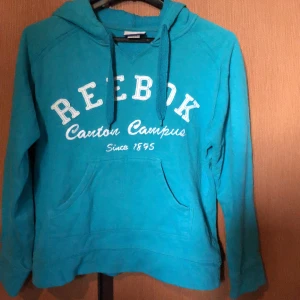 Reebok  - Skön luvtröja. Använd o i bra skick. Köpare betalar frakt 