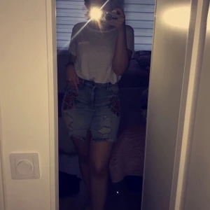 Kjol- M - Mönstrad jeans kjol, storlek M. 🌸(Skriv för fler bilder, kunden står för frakten som summan varierar beroende på plaggens vikt) 