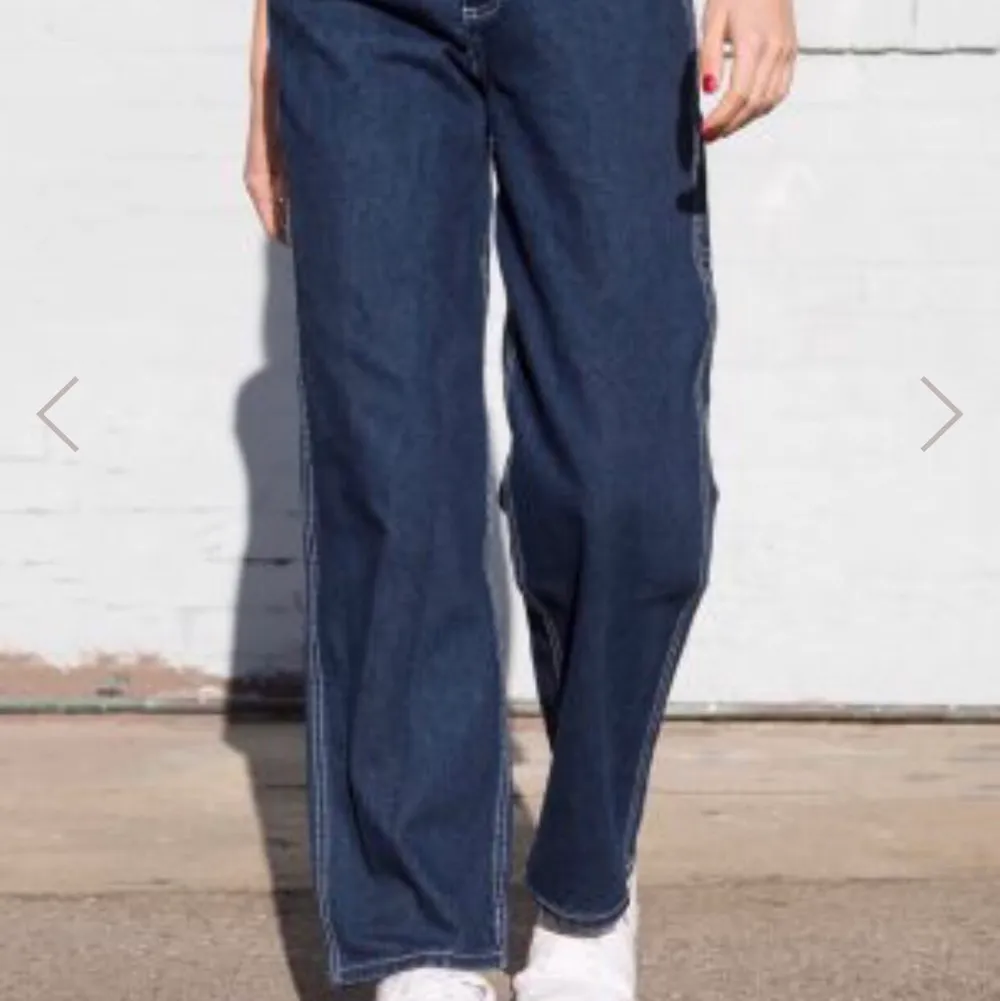 Säljer ett par vita jeans från brandy Melville Milano. De är riktigt coola i modellen men de passar inte riktigt mig, på tredje bilden syns byxorna i en annan färg. Köpta för ca €60💕 frakt tillkommer. Jeans & Byxor.