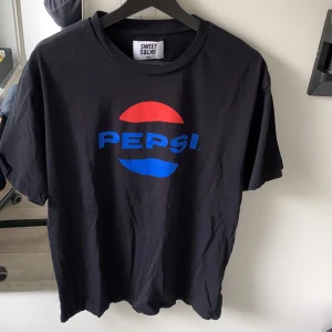 Sweet sktbs T-shirt storlek M - Sweet sktbs t-shirt storlek M. Tryck både på framsida och baksida. 