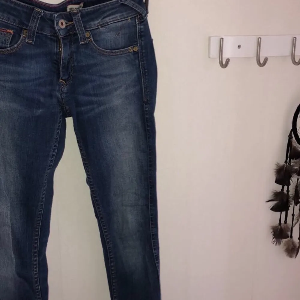 Säljer dessa snygga Hifiger jeans. (Köpare står för frakt) sitter snyggt på men har blivit för små för mig. . Jeans & Byxor.