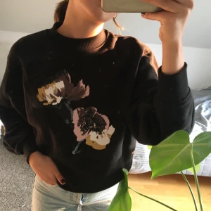 Svart tjocktröja - En tjock och varm sweatshirt från Carin Wester. Modellen har vidare armar och är en aning croppad. I stort sett aldrig använd så nyskick. Exkl. frakt💕 (pris kan diskuteras!)