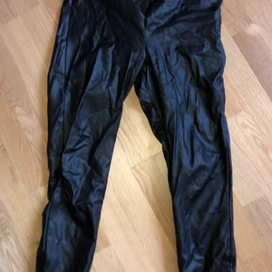 svarta skinnbyxor - svarta skinnbyxor från zara i strl L! 