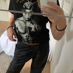 2-pac tröja - Asnice 2-pac tröja💕💕 I storlek S men sitter mer som en M, kan mötas i Stockholm eller frakta👍🏽