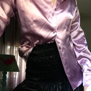 ROSA SKJORTA  - Riktigt snygg, rosa/lila skjorta. Älskar den, men använder alldeles för sällan :/ köpt på Plick!! Kan skicka eller mötas upp! Priset är inklusive frakt!