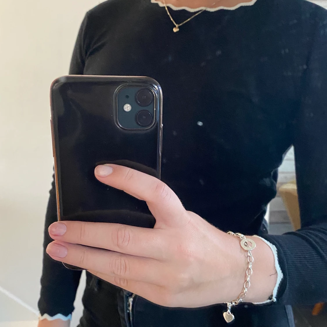 Svart tröja med vita detaljer - 90