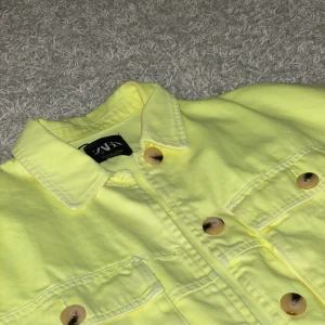 Jacka från zara - Neongul jeansjacka från zara 