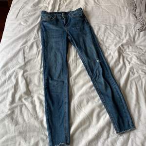 Skinny jeans med liten slitnings detalj på knäet. Bra skick, köpta för 400kr säljer för 150kr, pris går att diskutera. Bra kvalitet 