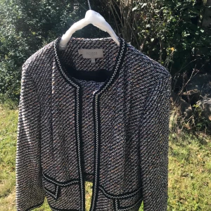 Klädset  - Kavaj och tjol. Tjolen är oanvänd. 