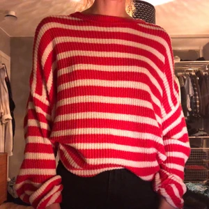 Randig tröja strl M - Röd- och vitrandig stickad tröja från Pull & Bear. Ganska lång men snygg att stoppa in. Jättemjuk och skön. Gratis frakt.