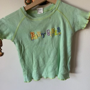 Y2k croptop - Super söt y2k top!! Pga högt intresse gör jag budgivning. HÖGSTA BUD JUST NU 300kr!!. Nästa bud får toppen. kika gärna min profil säljer fler y2k toppar🥰
