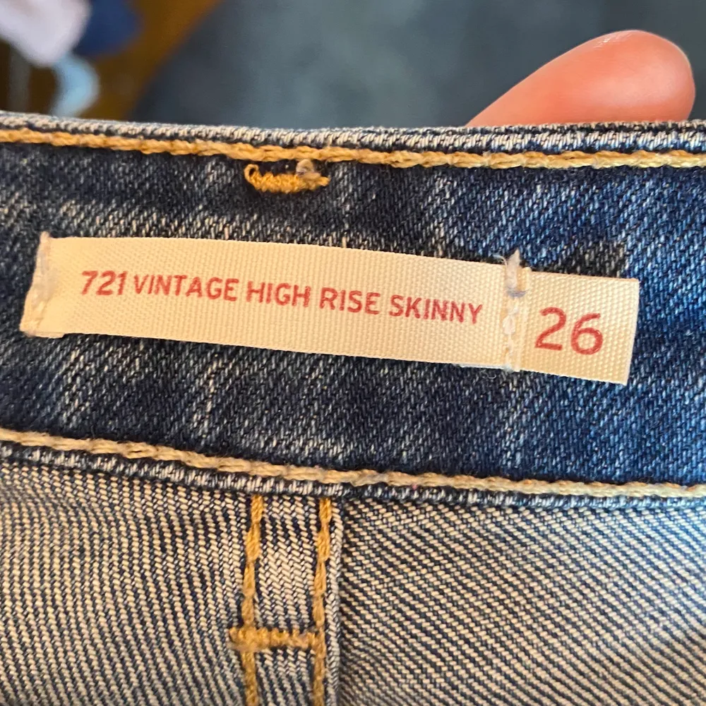Vintage jeans från Levis i storlek 26 i midjan men dom är strechiga så passar 25-28 i midjan skulle jag säga. Använda men fortfarande i bra skick🦋 skriv i dm vid intresse eller frågor💗💗. Jeans & Byxor.