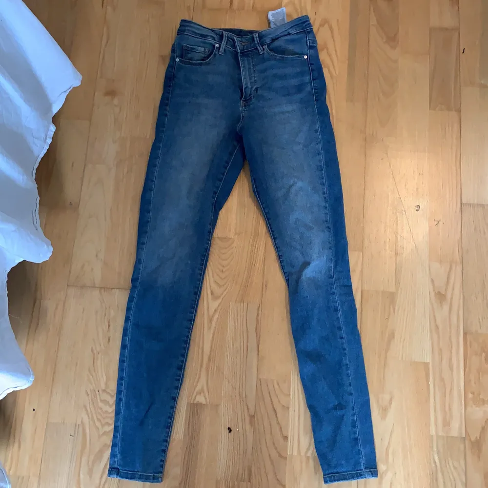 Säljer mina High Rise Skinny jeans från vero Moda, är använda men är fortfarande fint skick! Storlek xs längd 32. Säljer jeansen för 200 kr. Jeans & Byxor.
