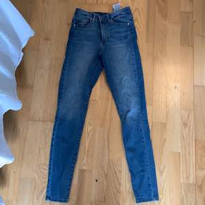 Säljer mina High Rise Skinny jeans från vero Moda, är använda men är fortfarande fint skick! Storlek xs längd 32. Säljer jeansen för 200 kr