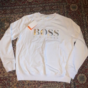 Hugo boss Ralph lauren  - Helt nya och oanvända tröjor. Båda är i storlek L men är små i storleken. Skriv mer för fler bilder! Hugo-700 Ralph-500 eller båda för 1000.