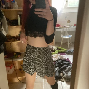 Blommig kjol  - Jättefin högmidjad kjol!!! Älskar denna passformen, går att matcha till typ det mesta❤️❤️