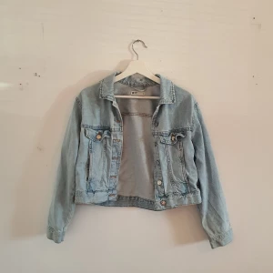 Ljusblå Jeansjacka - Croppad Ginatricot jacka. Lite oversized i storleken. I bra skick🦋