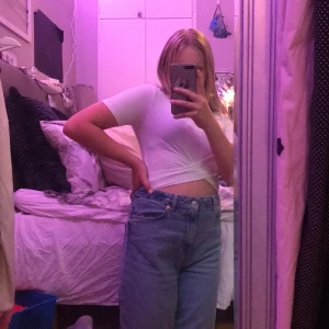 T-shirt  - En t-shirt med detaljer. Aldrig använt, 30 kr( kan diskuteras)  exlusive frakt. Sitter bra men finare med en vit topp. Storlek S, köpt från H&M.❤️🦋✨