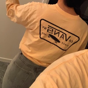 Lång armad tröja - Tröja från vans. Jätte bra skick. Köpt på killavdelningen