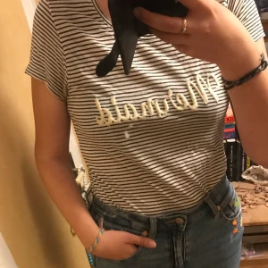 Randig t-shirt mermaid strl M/L - En söt randig t-shirt med ✨mermaid✨ broderat på framsidan. Storlek medium/large, använd fåtal gånger🤍🖤 (frakt ingår ej)