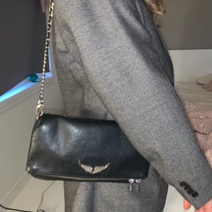 Zadig&Voltaire väska  - Säljer min svarta Zadig väska i modellen rock! Funkar till allt och i bra skick. Säljer för 1500 kr eller högsta bud🥰