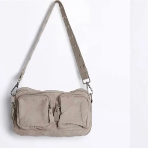 Väska gina - Populär och slutsåld väska från gina. Nypris 350kr (den stora stoleken). Rymmer väldigt mycket och är i färgen rosa/beige skulle jag säga.💗💗 väskan har en lite slitning k bandet men inget som syns tycker jag man tänker it på.💗