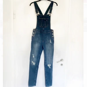 Hängselbyxor från HM strl 34 - Snygga hängselbyxor från HM! Perfekta med t.ex. en tjocktröja nu till hösten 🍁 Aldrig använda så de är i nyskick, materialet är jeans & ganska mjukt. Köparen står för frakt 💘 om flera är intresserade blir det budgivning 💘 >fråga gärna för fler bilder<